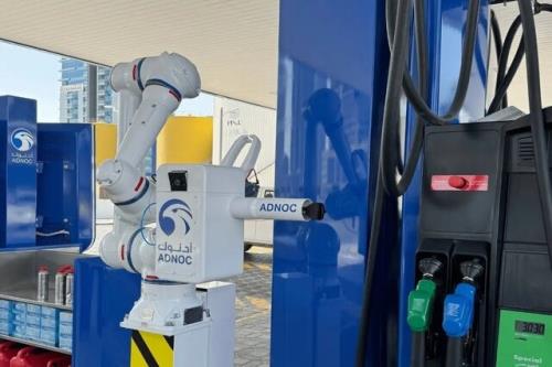 بازوی رباتیک در ابوظبی برای مردم بنزین می زند