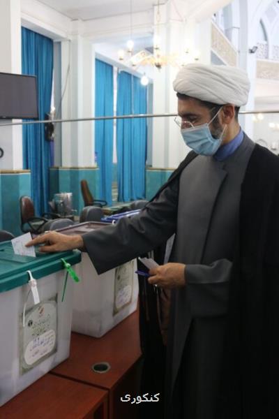 رئیس نهاد رهبری در دانشگاه های كشور رای خویش را به صندوق انداخت