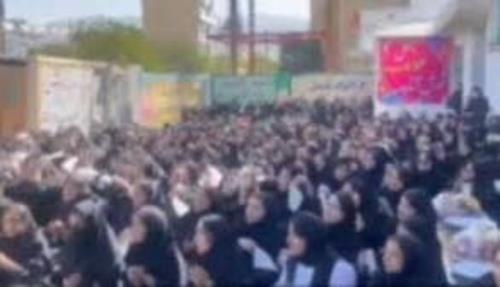 جشن بازگشایی یک مدرسه با اجرای گروه موسیقی مساله ساز شد